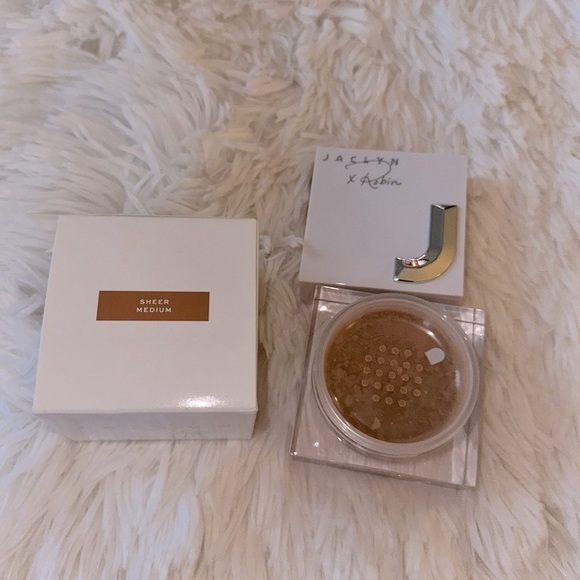 jaclyn Cosmetics Robin loose powder in color sheer medium - Picture 1 of 2
